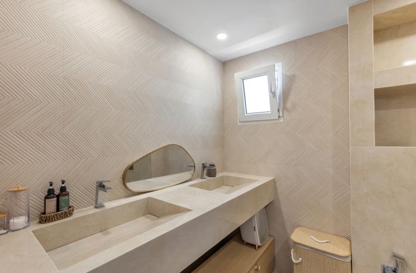 6 soverom Villa til salgs i Torrevieja med svømmebasseng garasje - € 849 000 (Ref: 10171773)