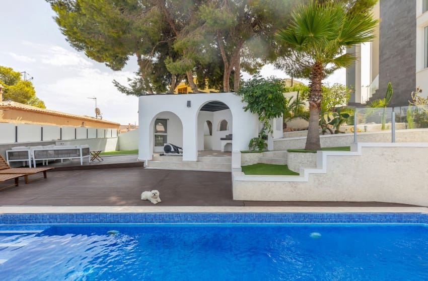 6 soverom Villa til salgs i Torrevieja med svømmebasseng garasje - € 849 000 (Ref: 10171773)