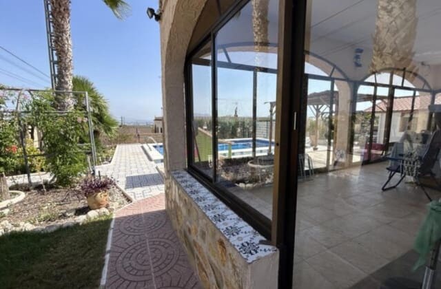 5 bedroom Apartment for sale in Albatera with pool - € 420,000 (Ref: 8617383)