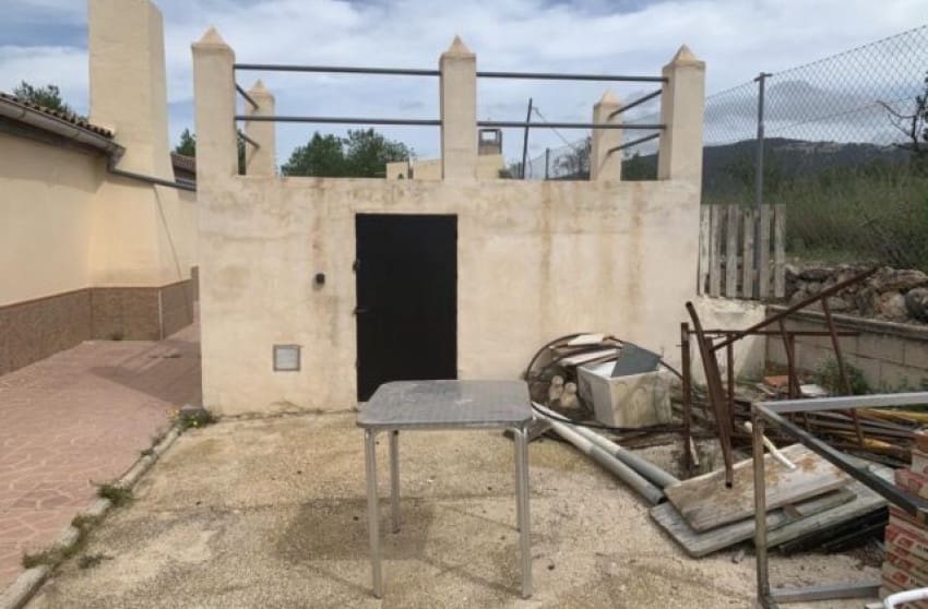 4 bedroom Villa for sale in Pinoso - € 179,900 (Ref: 8617392)