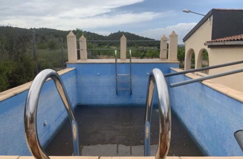 4 bedroom Villa for sale in Pinoso - € 179,900 (Ref: 8617392)