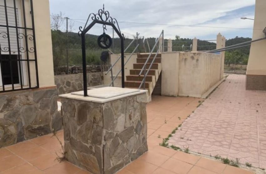4 bedroom Villa for sale in Pinoso - € 179,900 (Ref: 8617392)