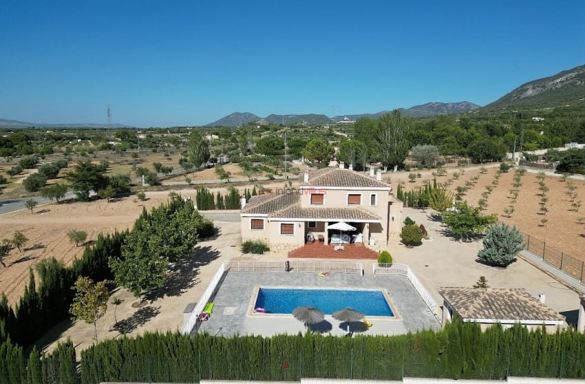 5 bedroom Villa for sale in Villena with pool garage - € 399,995 (Ref: 8617450)