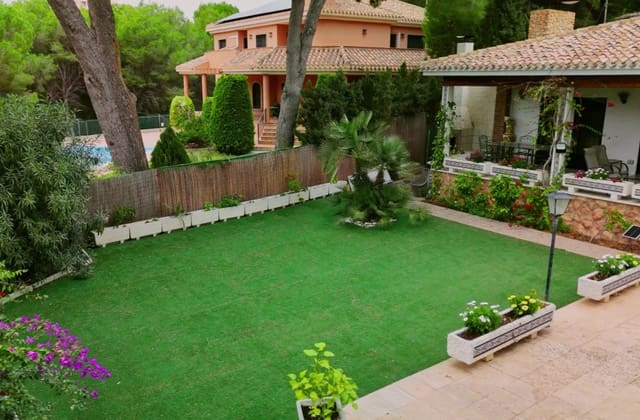 6 bedroom Villa for sale in Dehesa de Campoamor, Orihuela with pool - € 889,000 (Ref: 8701497)