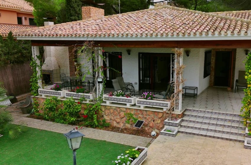 Chalet de 6 habitaciones en Dehesa de Campoamor en venta con piscina - 889.000 € (Ref: 8701497)