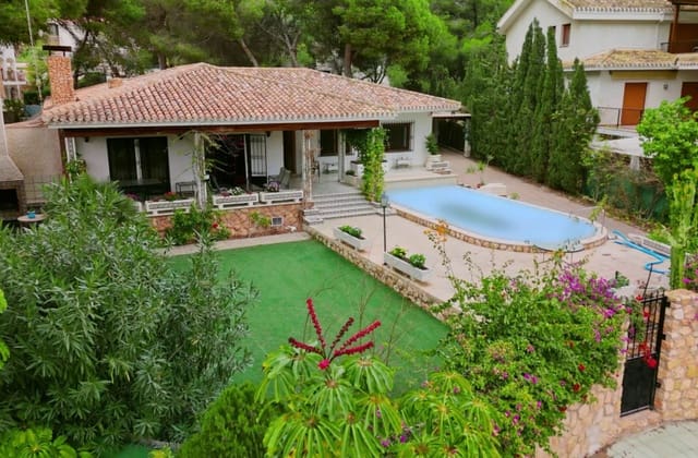 6 bedroom Villa for sale in Dehesa de Campoamor, Orihuela with pool - € 889,000 (Ref: 8701497)
