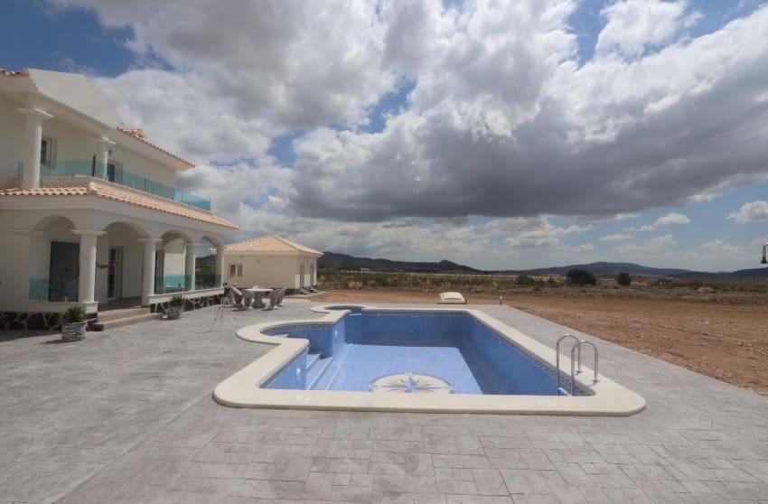 4 Zimmer Villa zu verkaufen in Pinoso mit Pool - 423.000 € (Ref: 8703439)