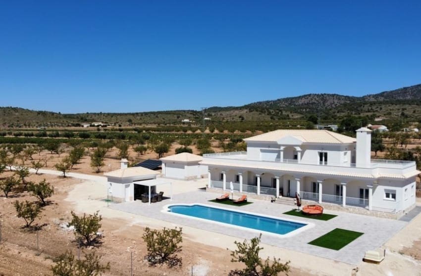 6 Zimmer Villa zu verkaufen in Pinoso mit Pool - 611.000 € (Ref: 8705747)