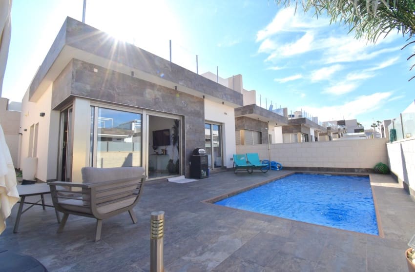 3 bedroom Villa for sale in Orihuela Costa with pool - € 369,950 (Ref: 8886801)