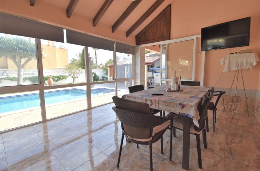 Chalet de 4 habitaciones en Orihuela Costa en venta con piscina - 630.000 € (Ref: 8887233)