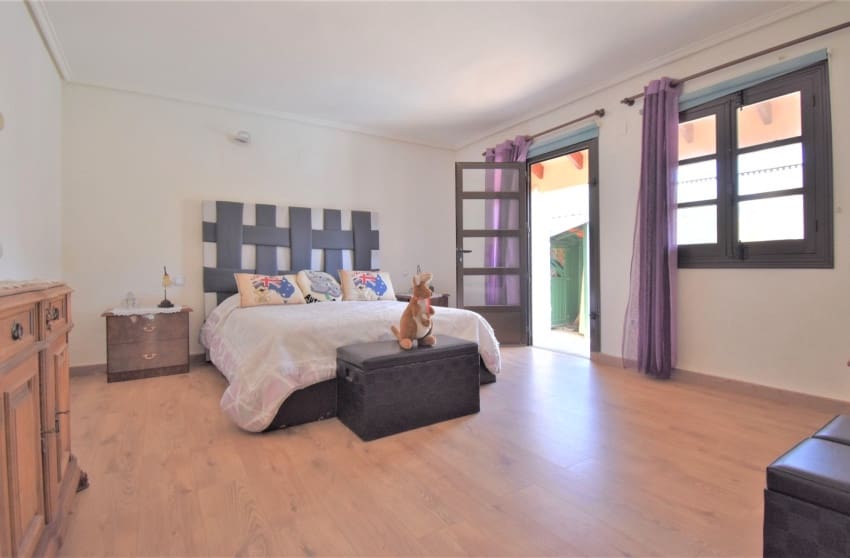 Chalet de 4 habitaciones en Orihuela Costa en venta con piscina - 630.000 € (Ref: 8887233)