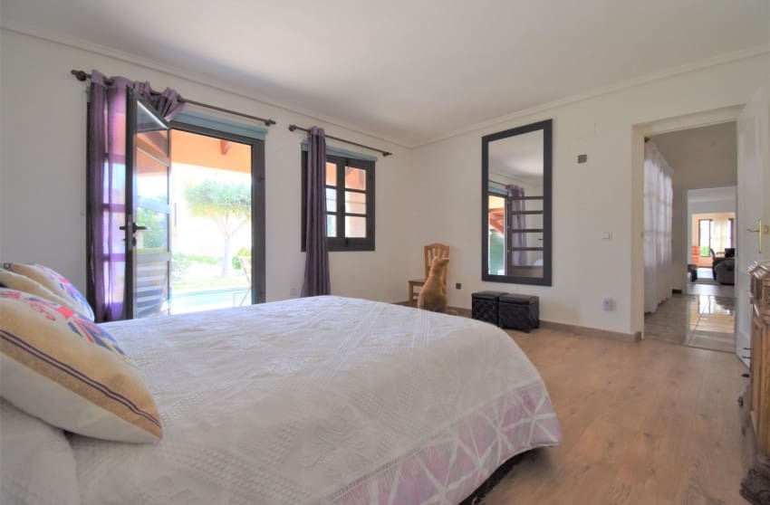 Chalet de 4 habitaciones en Orihuela Costa en venta con piscina - 630.000 € (Ref: 8887233)