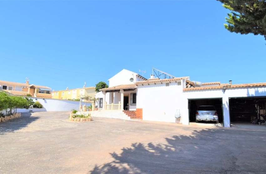 Chalet de 4 habitaciones en Orihuela Costa en venta con piscina - 630.000 € (Ref: 8887233)