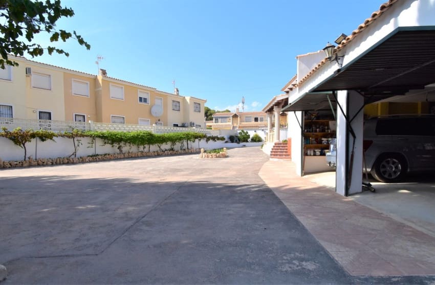Chalet de 4 habitaciones en Orihuela Costa en venta con piscina - 630.000 € (Ref: 8887233)