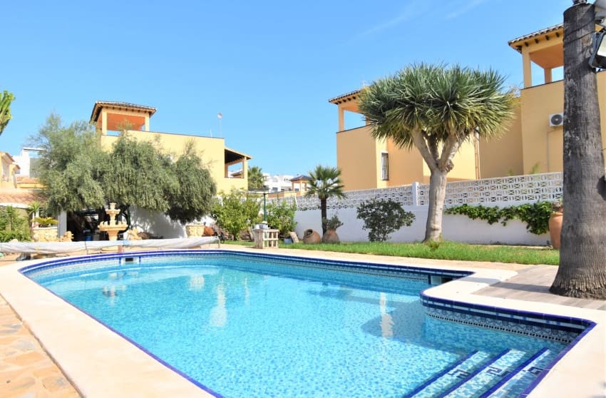Chalet de 4 habitaciones en Orihuela Costa en venta con piscina - 630.000 € (Ref: 8887233)