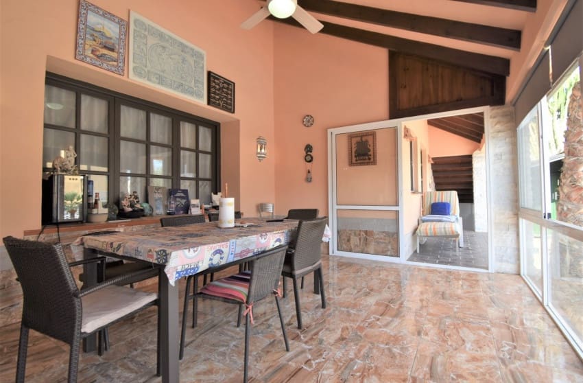 Chalet de 4 habitaciones en Orihuela Costa en venta con piscina - 630.000 € (Ref: 8887233)