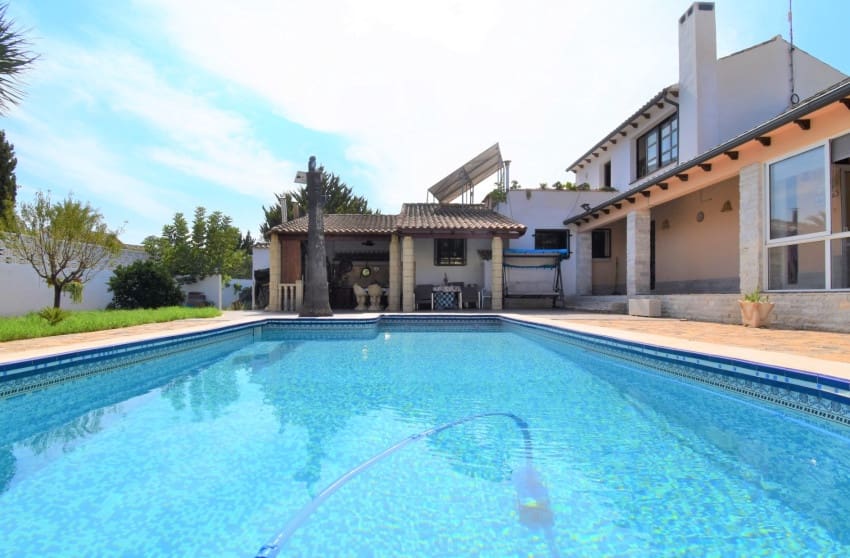 Chalet de 4 habitaciones en Orihuela Costa en venta con piscina - 630.000 € (Ref: 8887233)