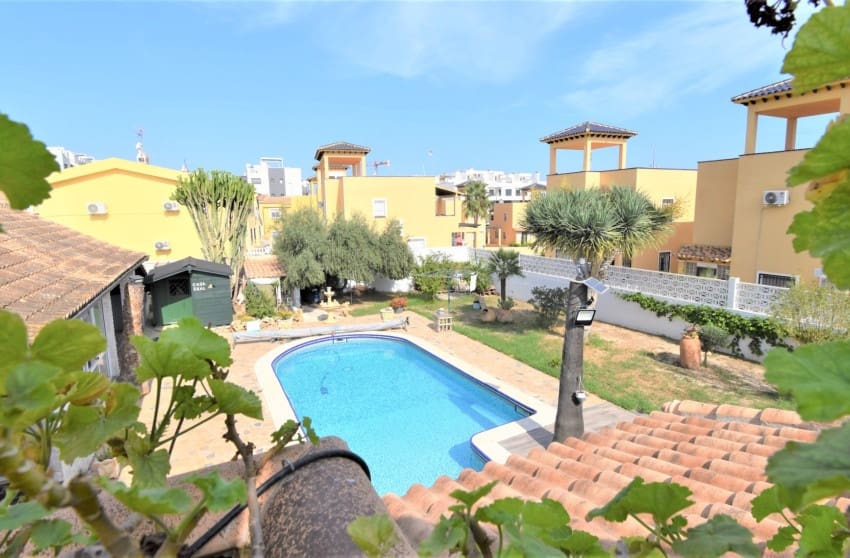 Chalet de 4 habitaciones en Orihuela Costa en venta con piscina - 630.000 € (Ref: 8887233)