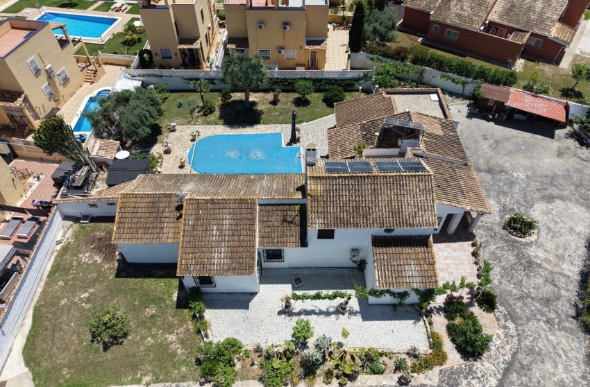 Chalet de 4 habitaciones en Orihuela Costa en venta con piscina - 630.000 € (Ref: 8887233)