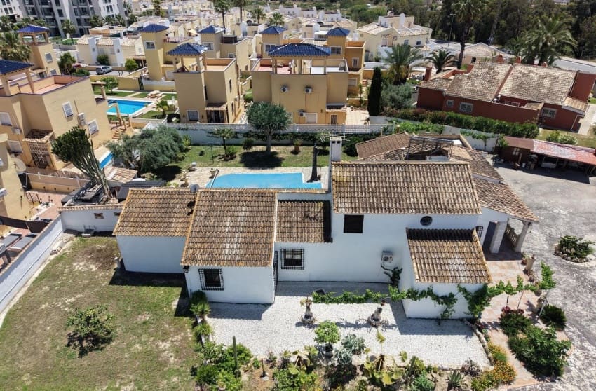 Chalet de 4 habitaciones en Orihuela Costa en venta con piscina - 630.000 € (Ref: 8887233)