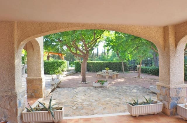 4 makuuhuone Huvila myytävänä paikassa Petrel / Petrer mukana uima-altaan 
autotalli - 399 999 € (Ref: 8939137)