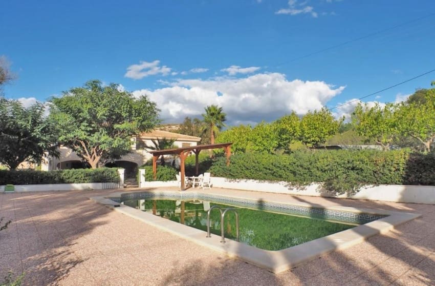 4 sypialnia Willa na sprzedaż w Petrel / Petrer z basenem garażem - 399 999 € (Ref: 8939137)