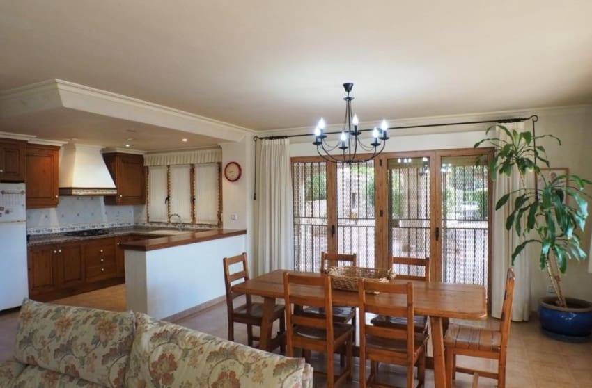 4 sypialnia Willa na sprzedaż w Petrel / Petrer z basenem garażem - 399 999 € (Ref: 8939137)