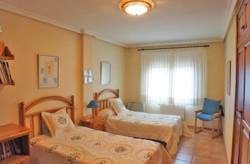 4 sypialnia Willa na sprzedaż w Petrel / Petrer z basenem garażem - 399 999 € (Ref: 8939137)