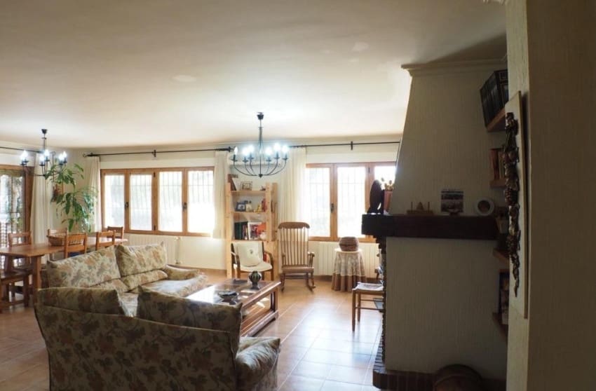 4 sypialnia Willa na sprzedaż w Petrel / Petrer z basenem garażem - 399 999 € (Ref: 8939137)