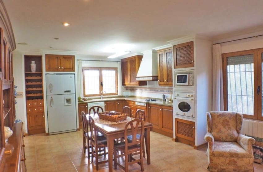 4 sypialnia Willa na sprzedaż w Petrel / Petrer z basenem garażem - 399 999 € (Ref: 8939137)