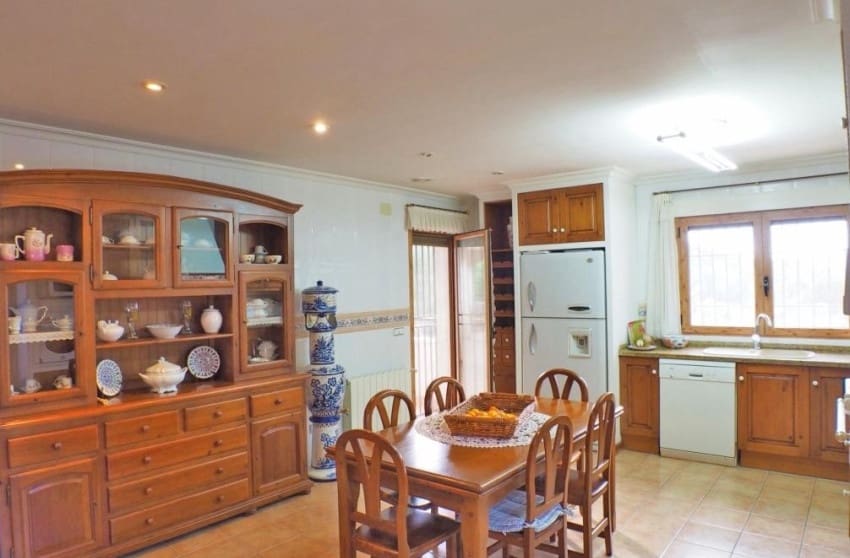 4 sypialnia Willa na sprzedaż w Petrel / Petrer z basenem garażem - 399 999 € (Ref: 8939137)