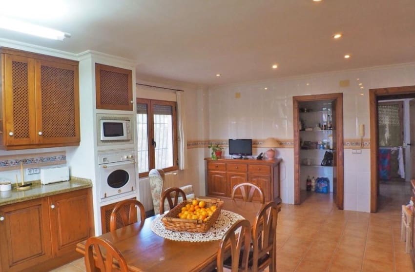 4 sypialnia Willa na sprzedaż w Petrel / Petrer z basenem garażem - 399 999 € (Ref: 8939137)