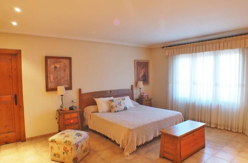 4 sypialnia Willa na sprzedaż w Petrel / Petrer z basenem garażem - 399 999 € (Ref: 8939137)