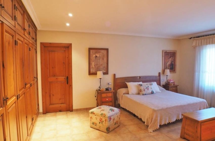 4 sypialnia Willa na sprzedaż w Petrel / Petrer z basenem garażem - 399 999 € (Ref: 8939137)