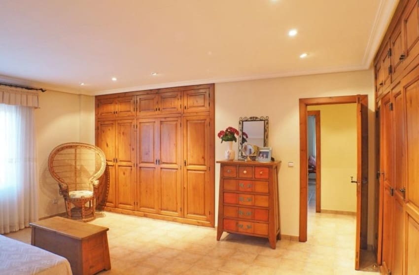 4 sypialnia Willa na sprzedaż w Petrel / Petrer z basenem garażem - 399 999 € (Ref: 8939137)