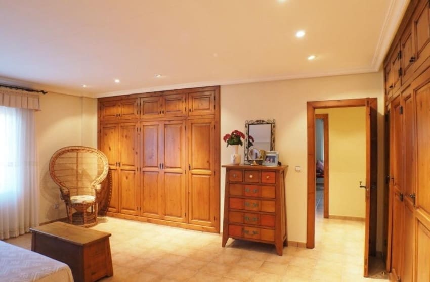 4 sypialnia Willa na sprzedaż w Petrel / Petrer z basenem garażem - 399 999 € (Ref: 8939137)