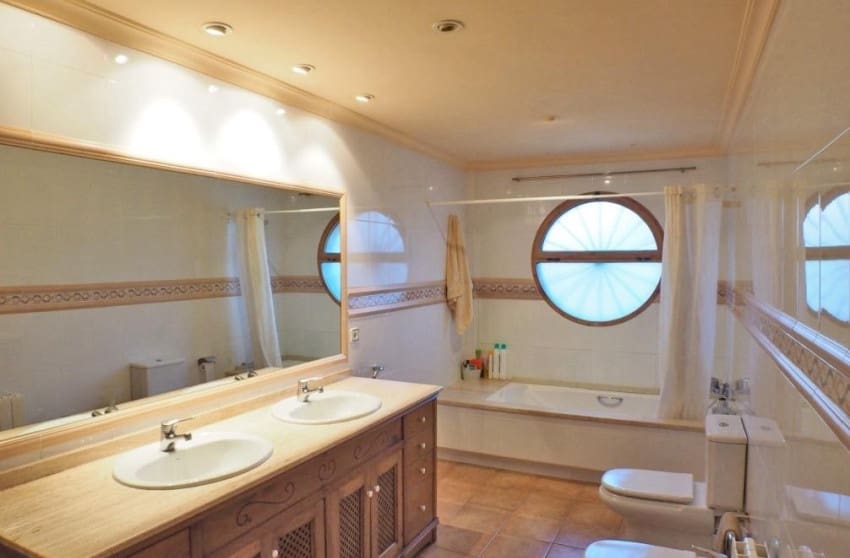 4 sypialnia Willa na sprzedaż w Petrel / Petrer z basenem garażem - 399 999 € (Ref: 8939137)