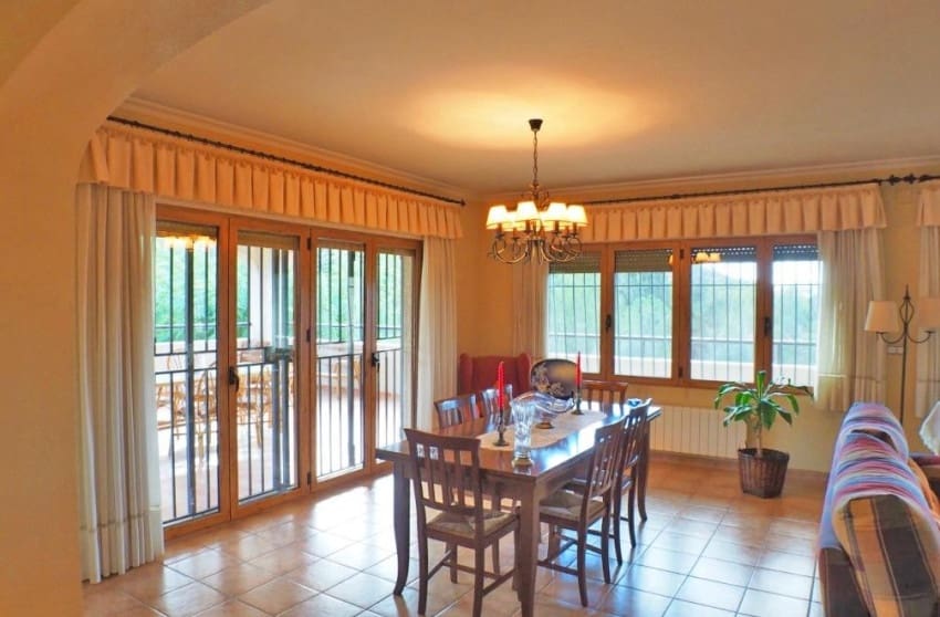 4 sypialnia Willa na sprzedaż w Petrel / Petrer z basenem garażem - 399 999 € (Ref: 8939137)