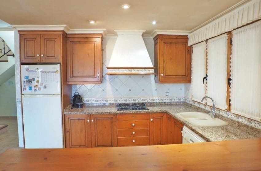 4 sypialnia Willa na sprzedaż w Petrel / Petrer z basenem garażem - 399 999 € (Ref: 8939137)