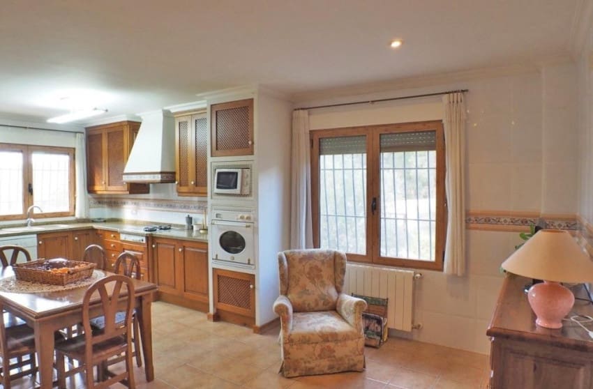 4 sypialnia Willa na sprzedaż w Petrel / Petrer z basenem garażem - 399 999 € (Ref: 8939137)