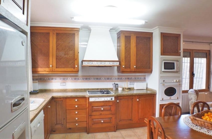 4 sypialnia Willa na sprzedaż w Petrel / Petrer z basenem garażem - 399 999 € (Ref: 8939137)