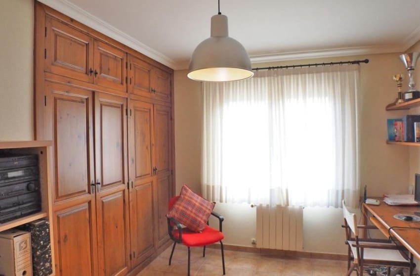 4 sypialnia Willa na sprzedaż w Petrel / Petrer z basenem garażem - 399 999 € (Ref: 8939137)