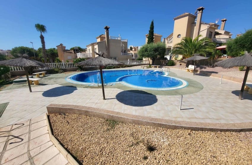 3 soveværelse Byhus til salg i Filipinas med swimmingpool garage - € 259.000 (Ref: 9263842)