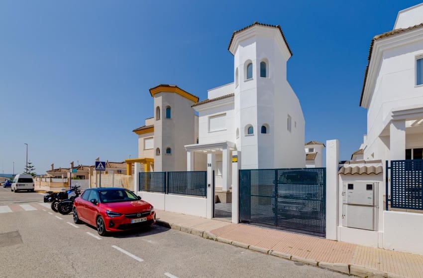 3 slaapkamer Villa te koop in San Fulgencio met zwembad - € 275.000 (Ref: 9289757)