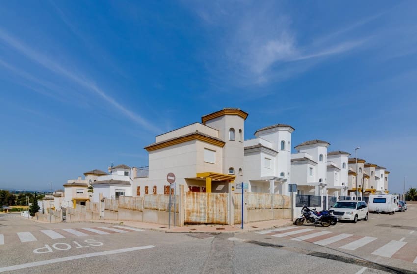 3 slaapkamer Villa te koop in San Fulgencio met zwembad - € 275.000 (Ref: 9289757)