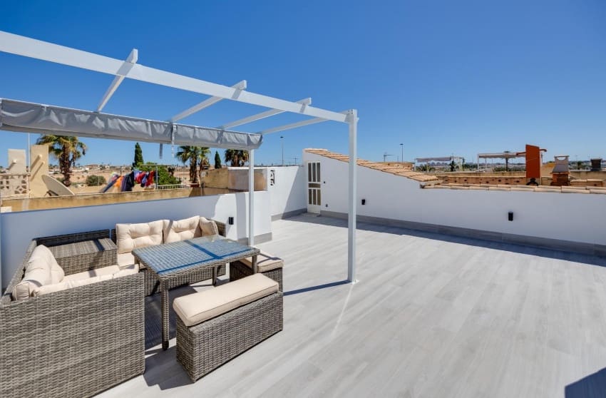 2 soverom Penthouse til salgs i El Limonar med svømmebasseng - € 150 000 (Ref: 9289759)