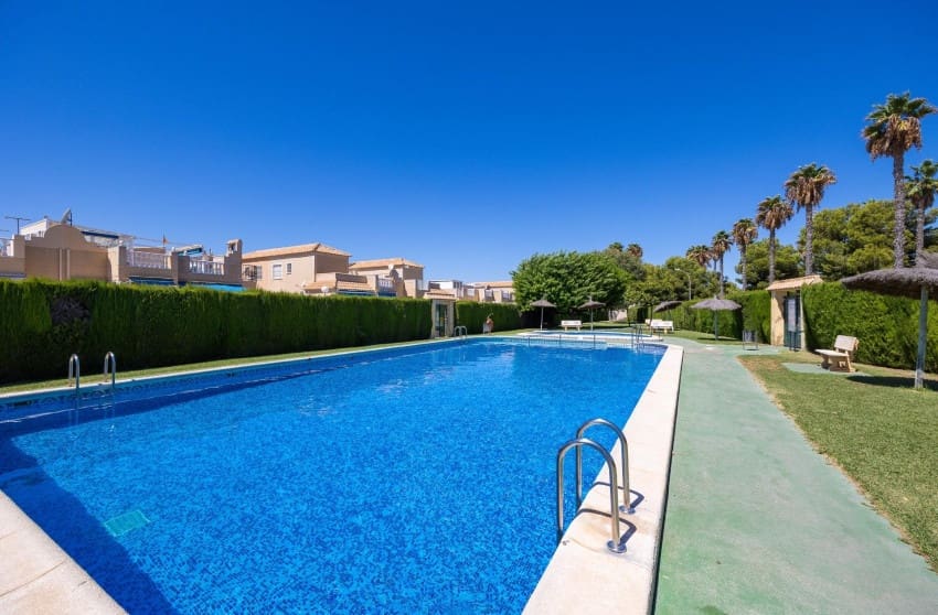 2 soverom Penthouse til salgs i El Limonar med svømmebasseng - € 150 000 (Ref: 9289759)