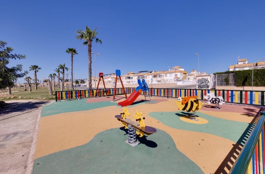 2 soverom Penthouse til salgs i El Limonar med svømmebasseng - € 150 000 (Ref: 9289759)