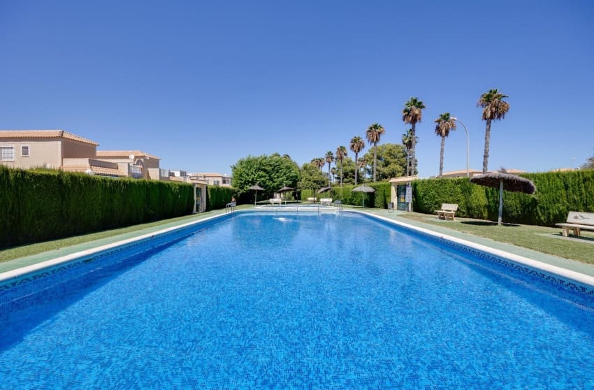 2 soverom Penthouse til salgs i El Limonar med svømmebasseng - € 150 000 (Ref: 9289759)