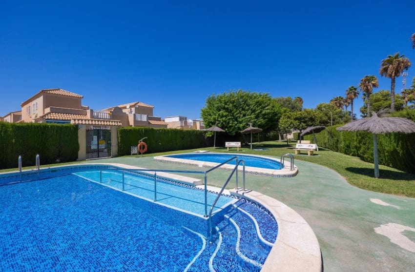 2 soverom Penthouse til salgs i El Limonar med svømmebasseng - € 150 000 (Ref: 9289759)